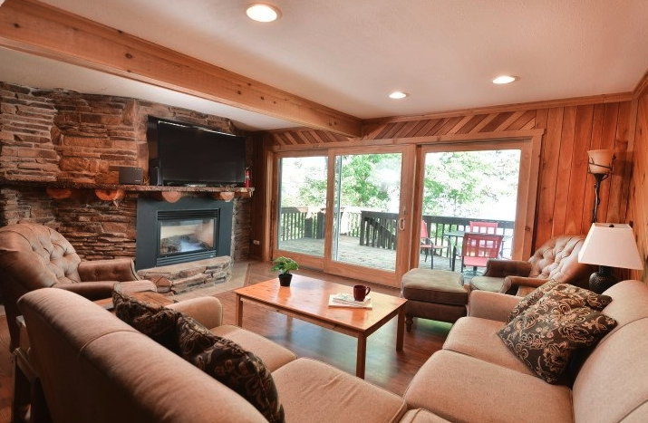 Lakeside 20-Person Villa 4